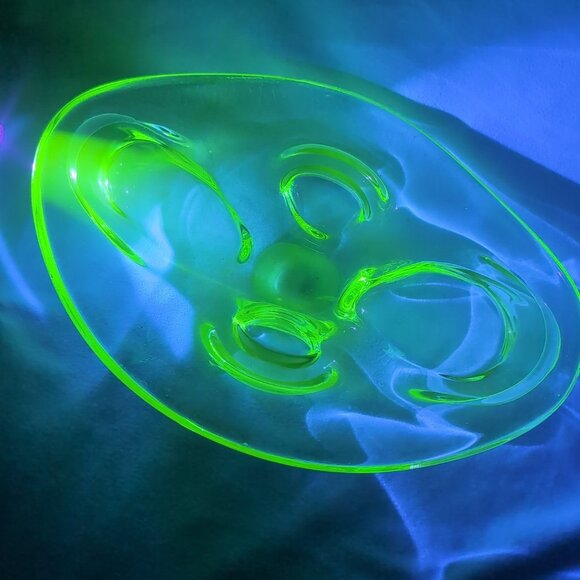 Czech Skrdlovice Uranium Glass Fruit Bowl UV Glow Vaseline Platter 60s Vintage - Picture 2 of 16